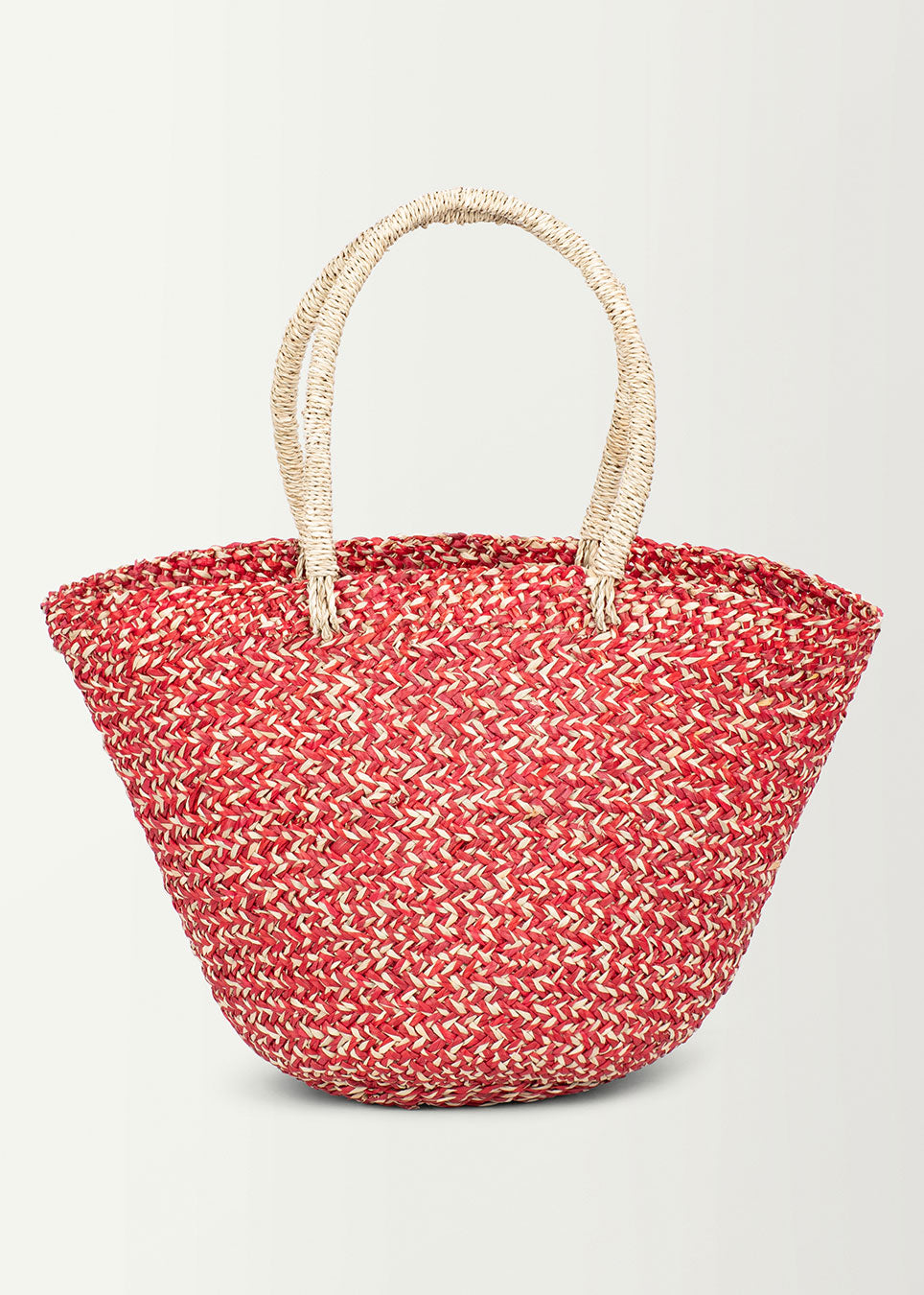 Cate bag in straw grass