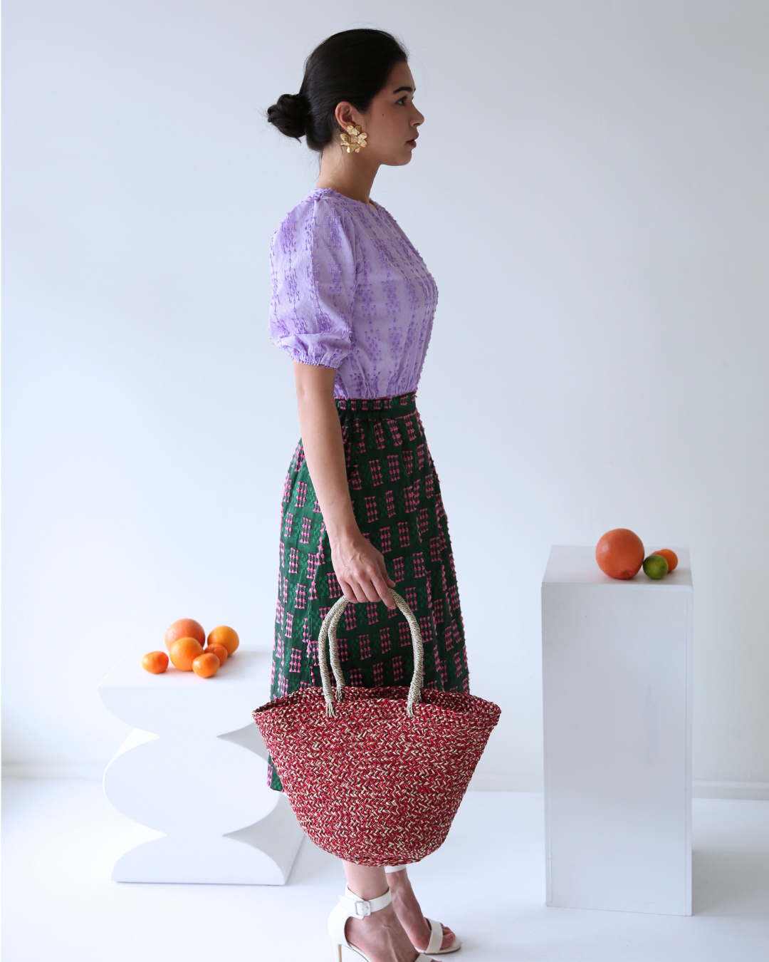 Cate bag in straw grass